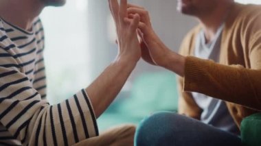 Evdeki LGBT Gay Çifti