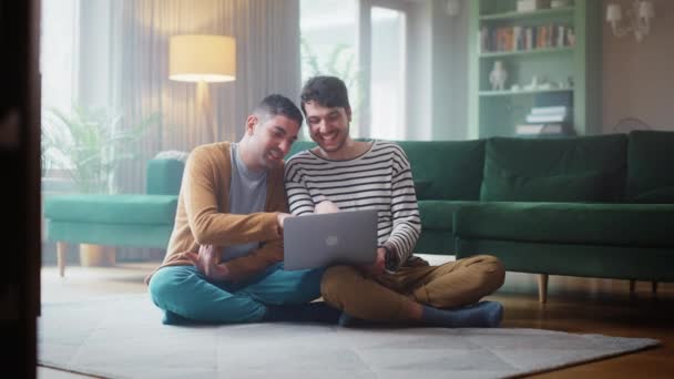 Homosexuella par som använder laptop hemma — Stockvideo