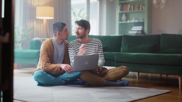 Gay paar met behulp van laptop thuis — Stockvideo