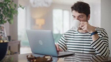 Evde dizüstü bilgisayar kullanan bir adam