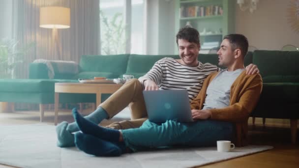 Gay paar met behulp van laptop thuis — Stockvideo