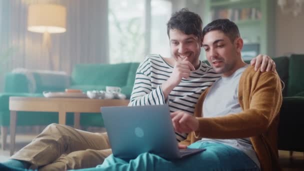 Gay paar met behulp van laptop thuis — Stockvideo