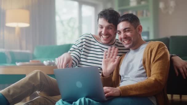 Gay paar met behulp van laptop thuis — Stockvideo