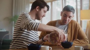 Eşcinsel Çift Evde Kahvaltı Ediyor