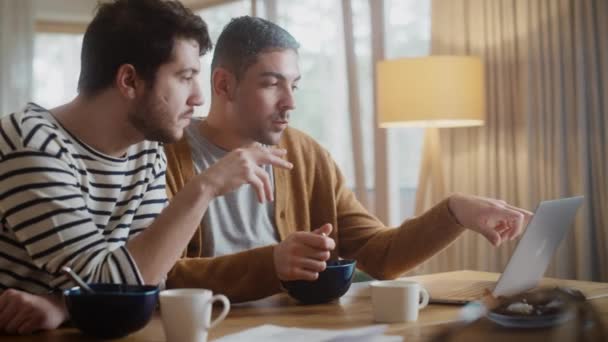 Gay coppia mangiare prima colazione a casa — Video Stock
