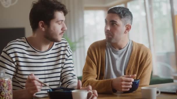 Gay coppia mangiare prima colazione a casa — Video Stock