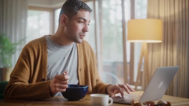 Mężczyzna korzystający z laptopa w domu — Wideo stockowe