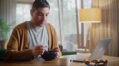 Evde dizüstü bilgisayar kullanan bir adam