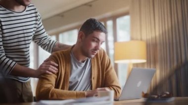 Evde dizüstü bilgisayar kullanan bir adam