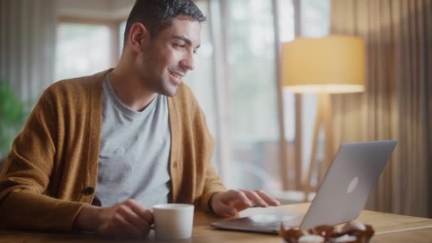 Homem usando laptop em casa — Vídeo de Stock