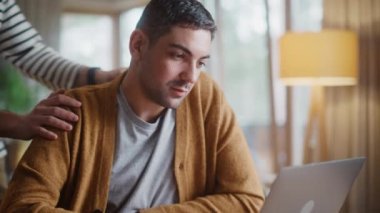 Evde dizüstü bilgisayar kullanan bir adam