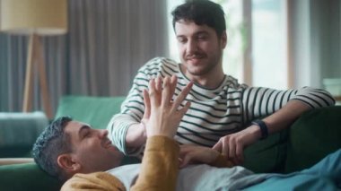 Evdeki LGBT Gay Çifti