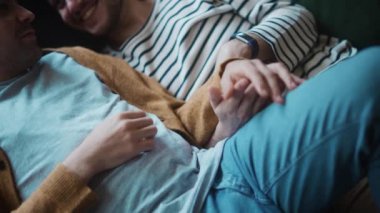 Evdeki LGBT Gay Çifti