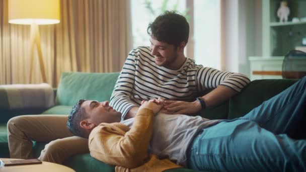 LGBT casal gay em casa — Vídeo de Stock