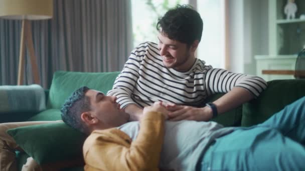 Couple gay LGBT à la maison — Video