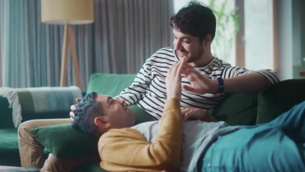 LGBT bøsse par hjemme – Stock-video