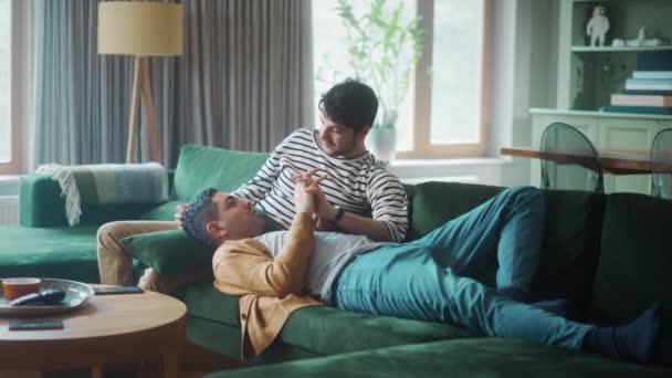LGBT homosexuální pár doma — Stock video