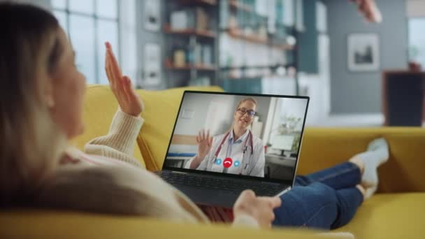 Frau benutzt Laptop mit Arzt bei Videoanruf — Stockvideo
