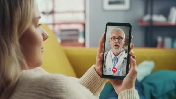 Femmina utilizzando Smartphone con medico in videochiamata — Video Stock