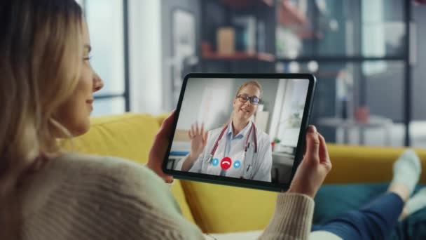 Feminino usando Tablet com o médico em chamada de vídeo — Vídeo de Stock