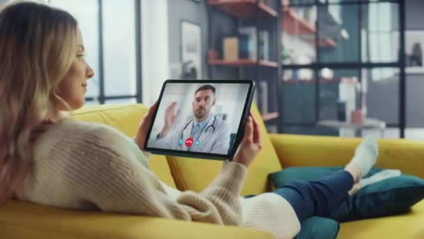 Femme utilisant la tablette avec le médecin sur appel vidéo — Video