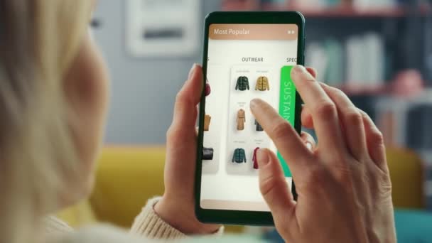 网上购物时使用智能手机的女性 — 图库视频影像