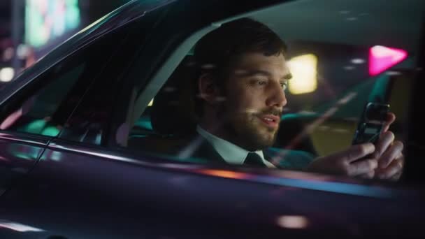 Uomo d'affari in auto in città di notte — Video Stock
