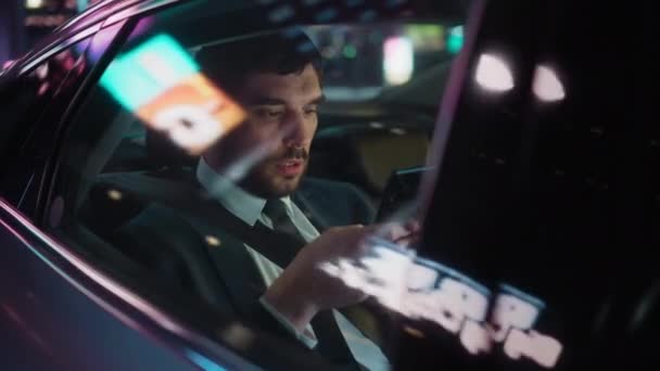 Biznesmen w samochodzie w mieście w nocy — Wideo stockowe