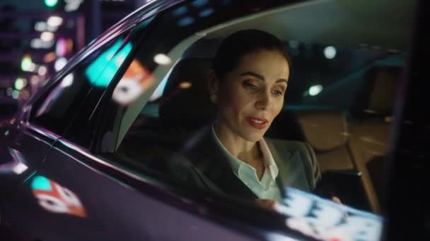 Forretningskvinde i bil i byen om natten – Stock-video