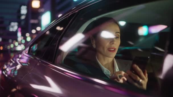 Geschäftsfrau nachts im Auto in der Stadt — Stockvideo