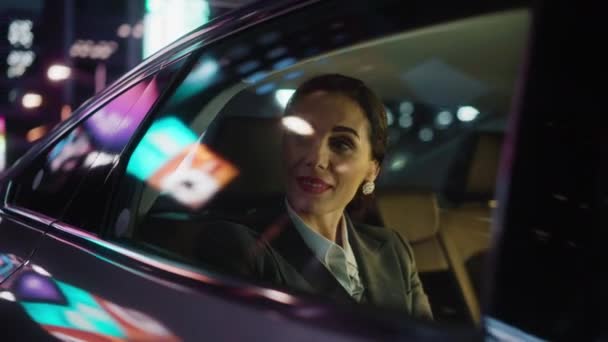 Üzletasszony autóval a városban éjszaka — Stock videók