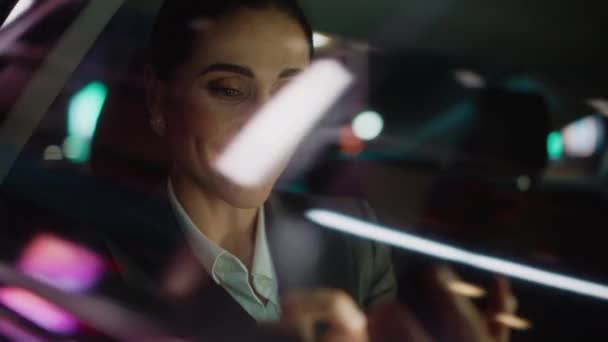 Pebisnis wanita di Mobil di Kota di Malam hari — Stok Video