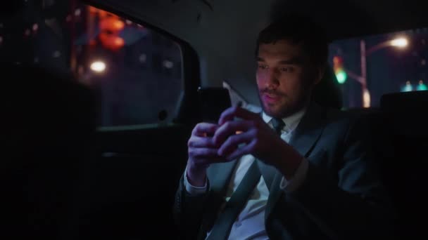 Geschäftsmann nachts im Auto in der Stadt — Stockvideo