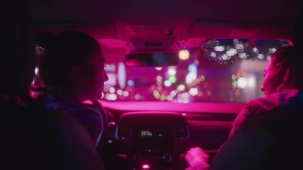 HBTQ-kvinnor kysser varandra i bilen på natten — Stockvideo