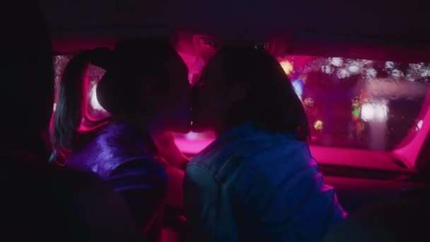 HBTQ-kvinnor kysser varandra i bilen på natten — Stockvideo
