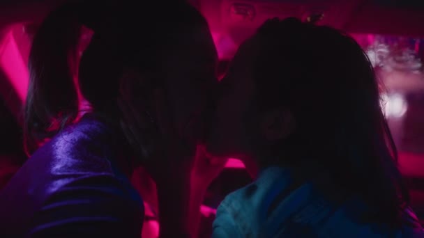 LGBT Fêmeas beijando no carro à noite — Vídeo de Stock