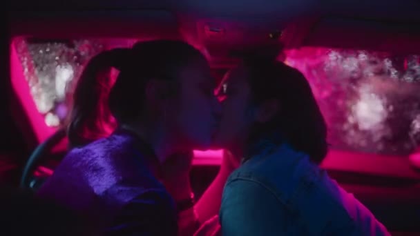 LGBT-Frauen küssen sich nachts im Auto — Stockvideo