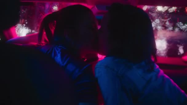 ЛГБТ-женщины целуются в машине ночью — стоковое видео