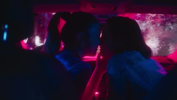 LGBT-Frauen küssen sich nachts im Auto — Stockvideo