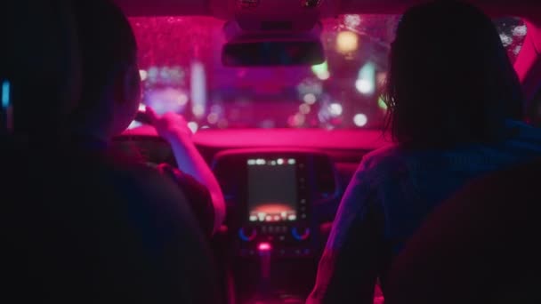 Дві жінки розмовляють в машині вночі — стокове відео