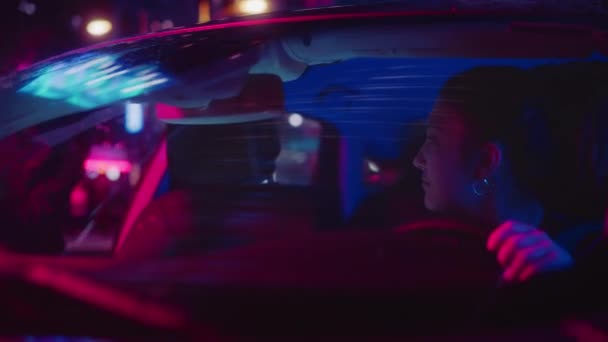Женская ЛГБТ-пара встречается в машине в дождливую ночь — стоковое видео