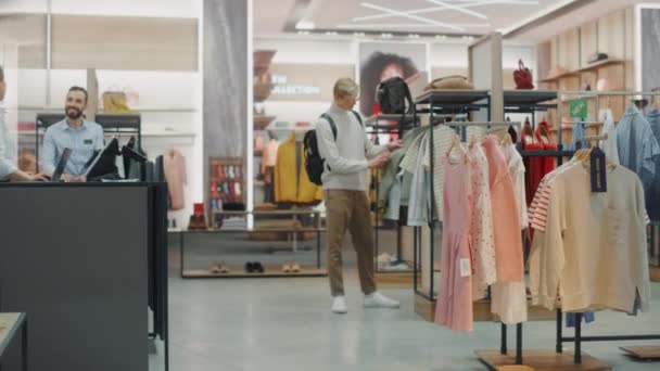 Magasin de vêtements avec les clients — Video