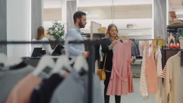 Clothing Store with Customers — Stock Video