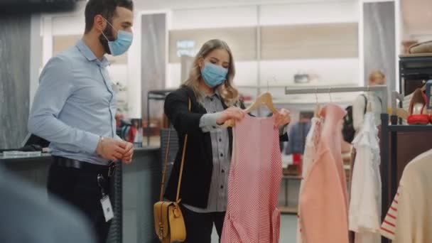 Magasin de vêtements avec des clients portant des masques visage — Video