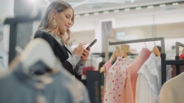 Smartphone kullanan Giyim Mağazası Müşterisi