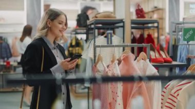 Smartphone kullanan Giyim Mağazası Müşterisi