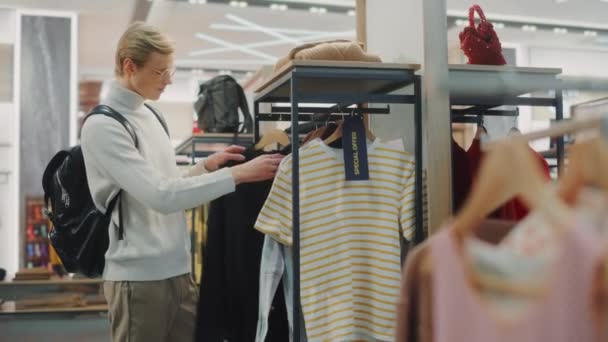 Tienda de ropa Navegación del cliente — Vídeo de stock