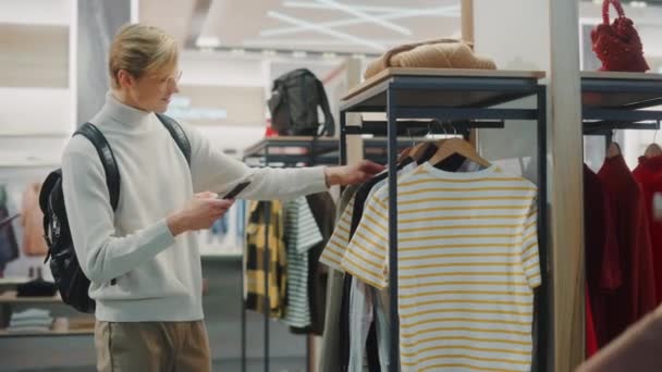 Clothing Store Customer browsing — Stock Video