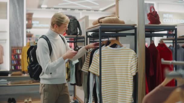 Loja de roupas Navegação de clientes — Vídeo de Stock