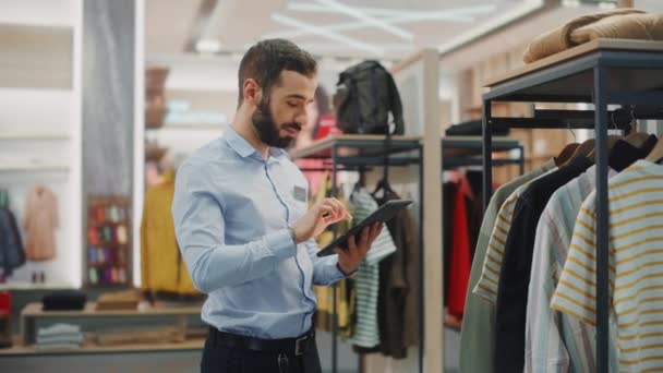 Tienda de ropa Asistente de ventas Trabajo — Vídeo de stock